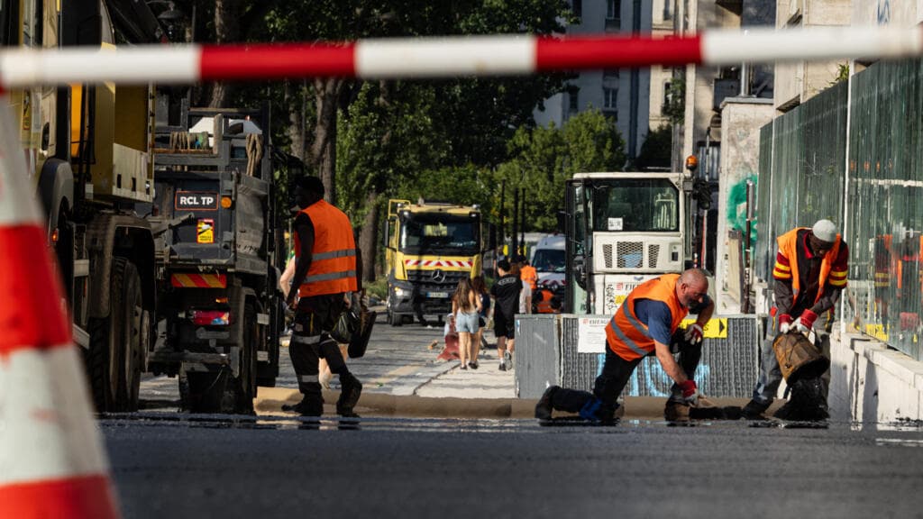 París funciona a medio gas: así luchan los trabajadores contra el calor extremo en Francia