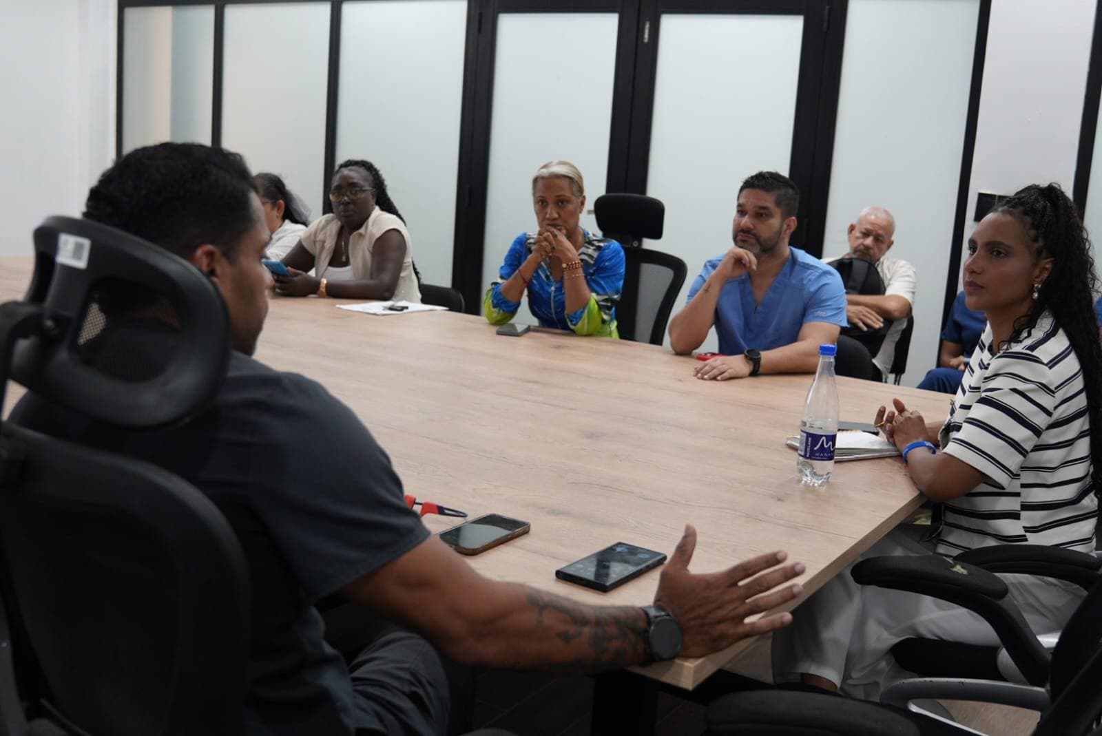 Gobernadora se reúne con trabajadores del Hospital Departamental de San Andrés