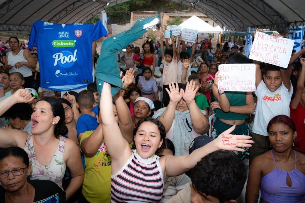 Santa Marta entrega electrodomésticos y computadores a familias de Los Alpes y Timayuí