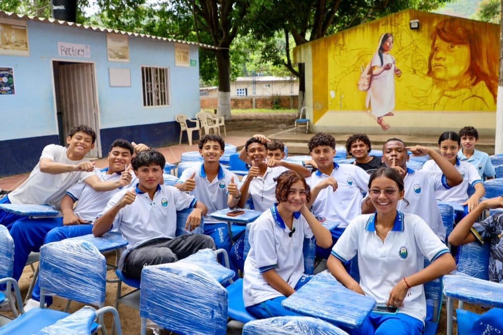 El alcalde Pinedo lleva esperanza a Palominito: 200 pupitres para estudiantes de una zona olvidada