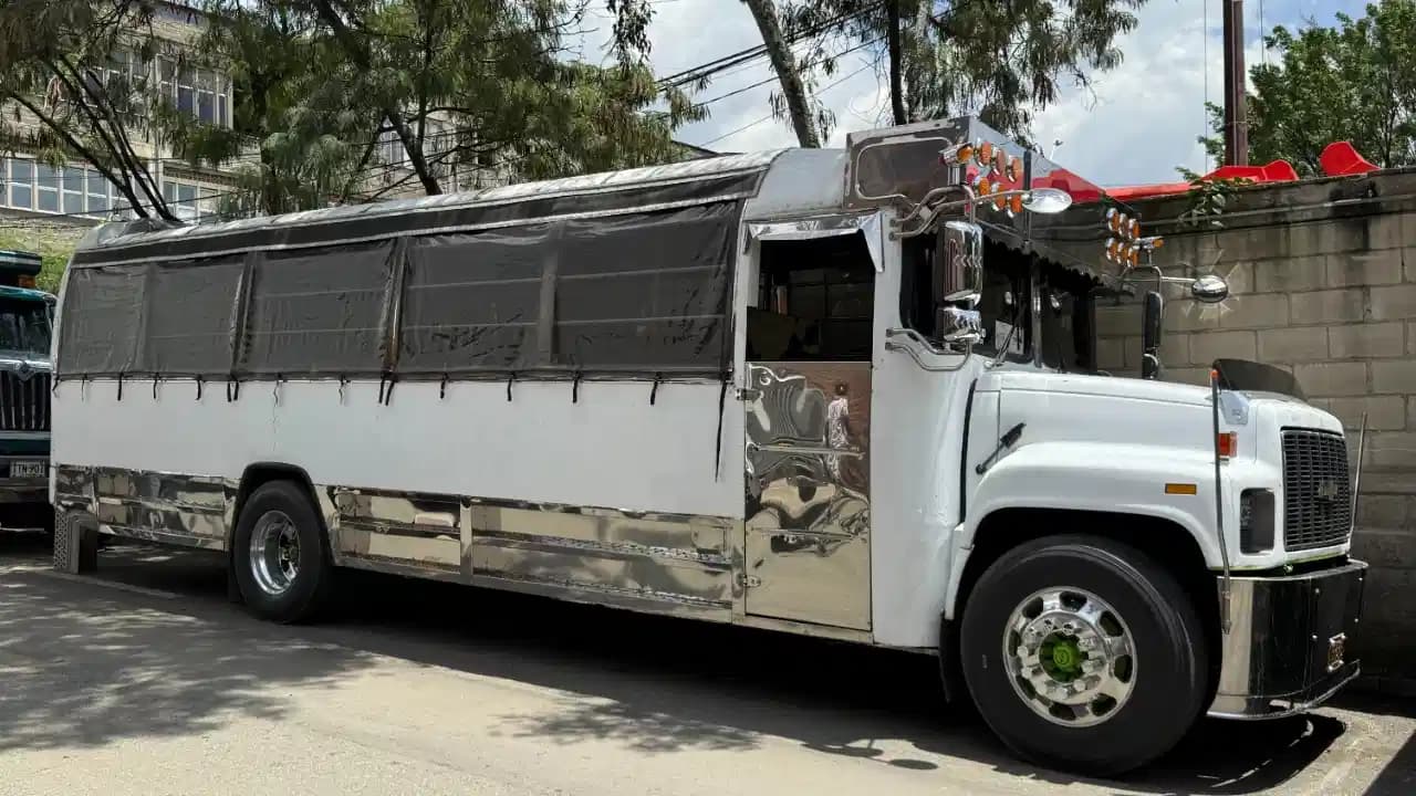 Medellín frena buses turísticos peligrosos: inmovilizaron vehículo viral por graves fallas de seguridad