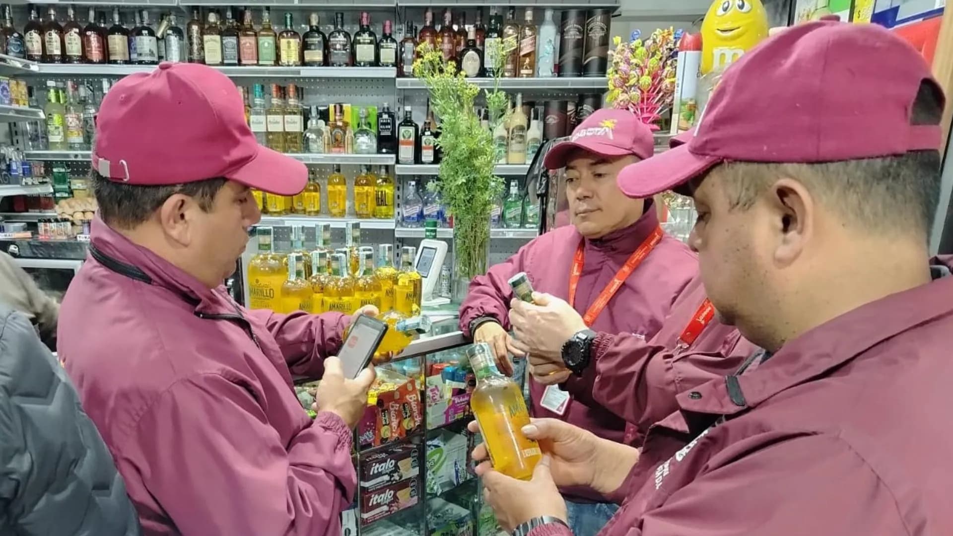 Operativo en Kennedy: hallan 26 menores en bar y licor adulterado listo para vender