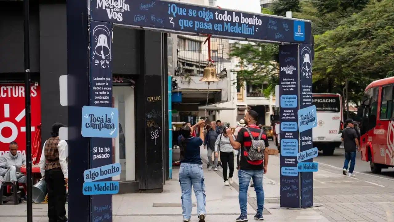 Medellín instala campanas en la ciudad para celebrar actos de solidaridad cotidiana
