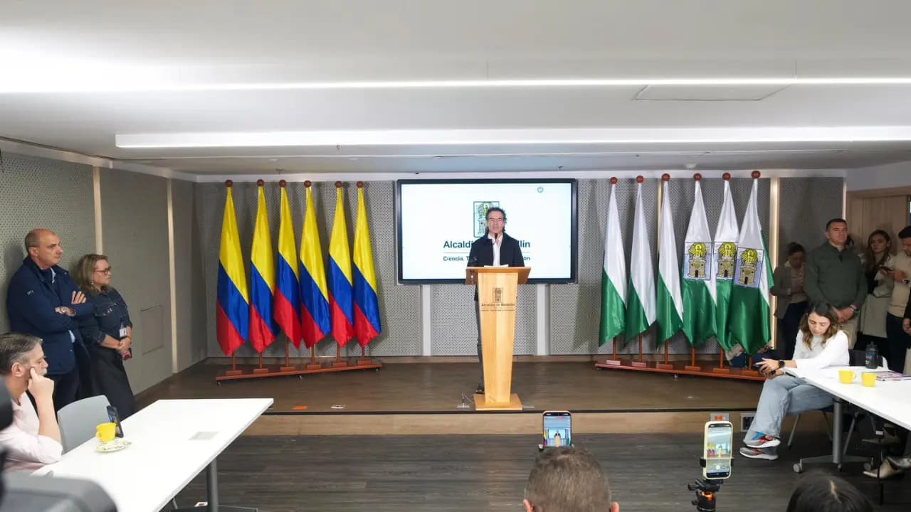 Fico Gutiérrez demanda acciones legales contra nuevo superintendente de Salud