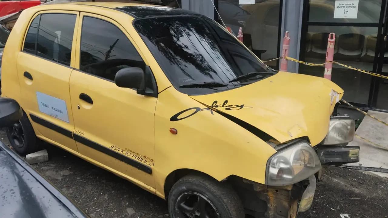 Taxista sin licencia y borracho atropella a motociclista en Medellín