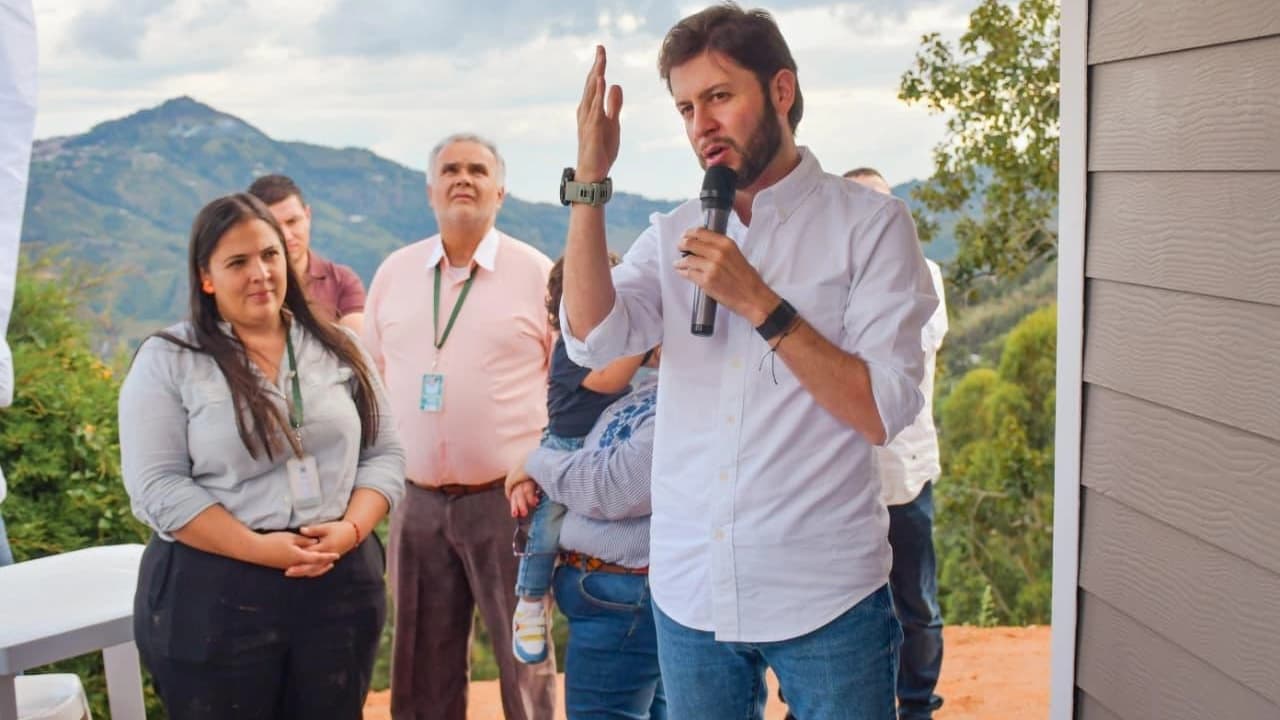El Retiro construye viviendas dignas en el campo con modelo donde familias aportan el terreno