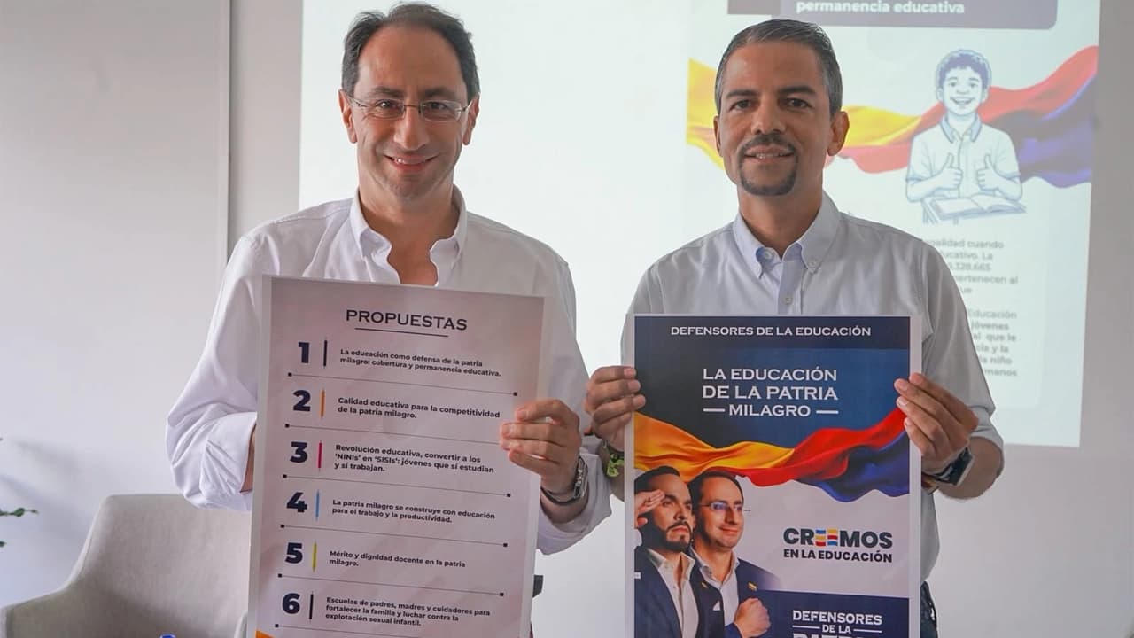 A dos días de votar: Restrepo alza la voz por la educación con un megáfono como promesa