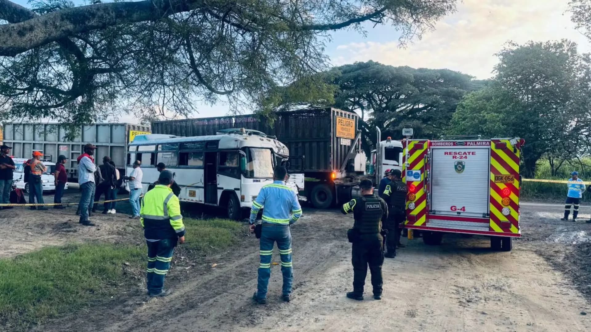 Bus chocó contra tren cañero en la Panamericana: conductor quedó atrapado