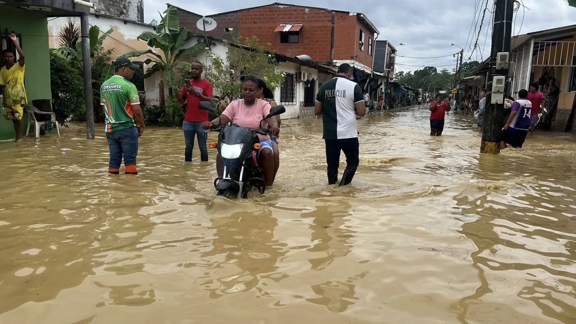 Apartadó se hunde por desbordamiento del río Bijagual: diez barrios bajo el agua
