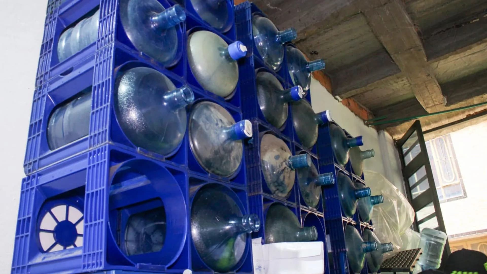 Desmantelan embotelladora ilegal en Bogotá que falsificaba marcas y pagaba solo $5.000 de agua