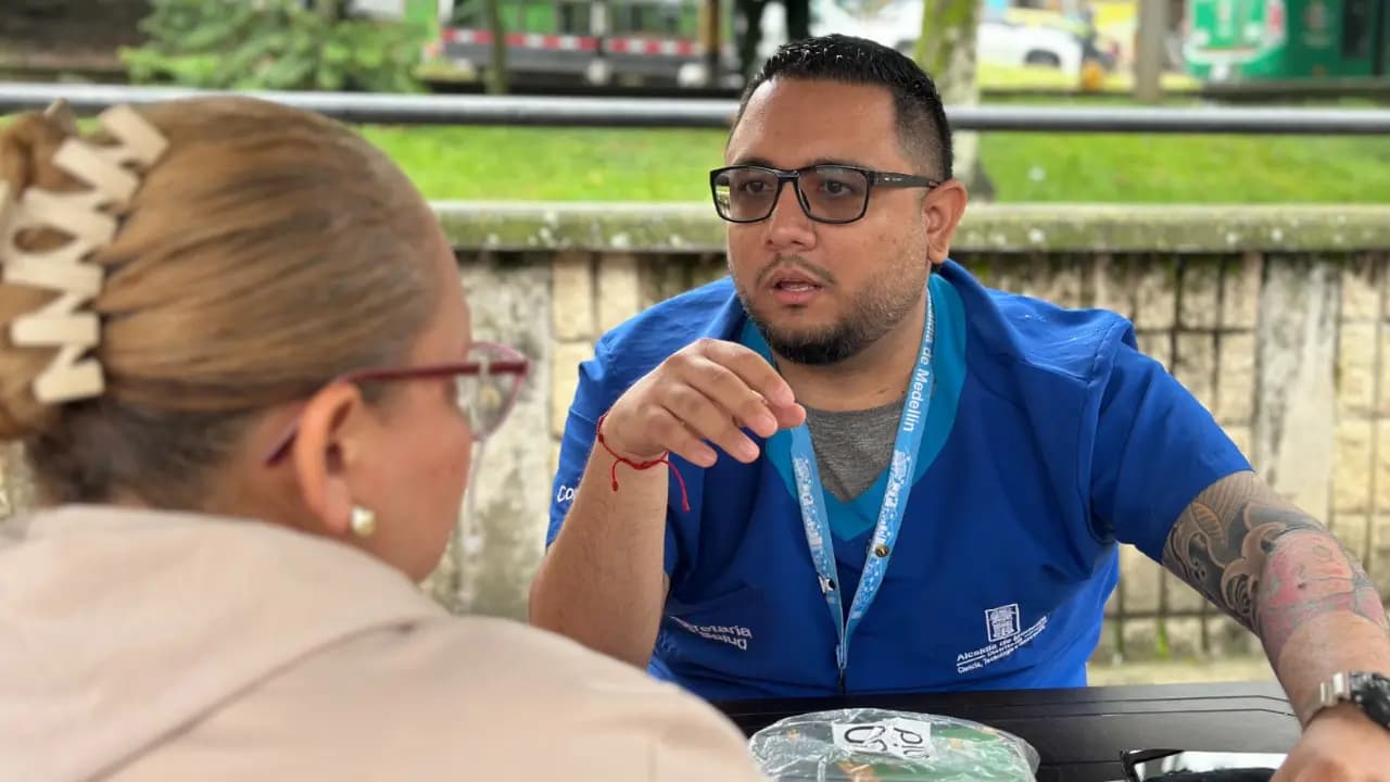 Medellín expande sus Escuchaderos al Metro con tres nuevas estaciones de salud mental