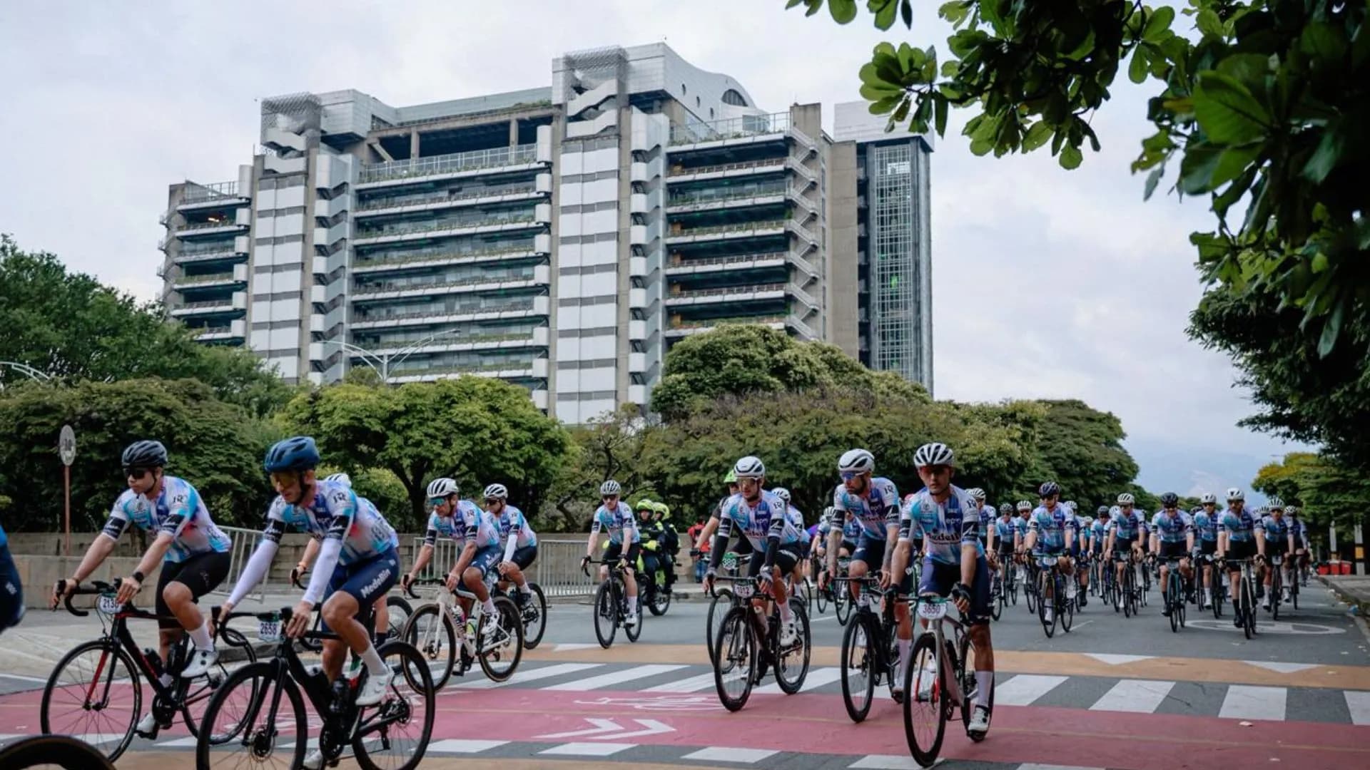 Seis mil atletas de 12 países correrán y pedalearán por las calles de Medellín en 2026
