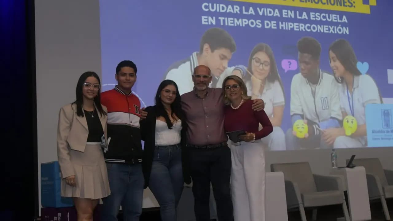 Medellín capacita docentes para frenar el ciberacoso en colegios