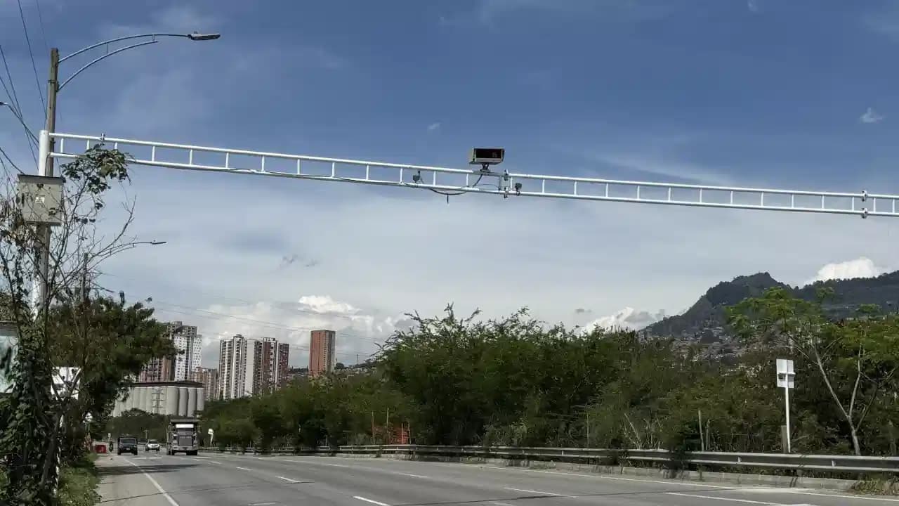 Bello refuerza vigilancia vial: nuevas cámaras de fotomultas y límite de velocidad reducido en La Variante
