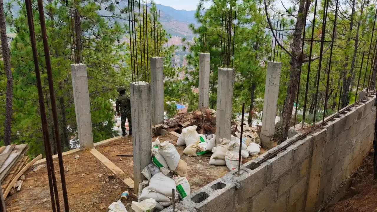 Hallaron más de 500 construcciones ilegales en el Cerro Quitasol de Bello