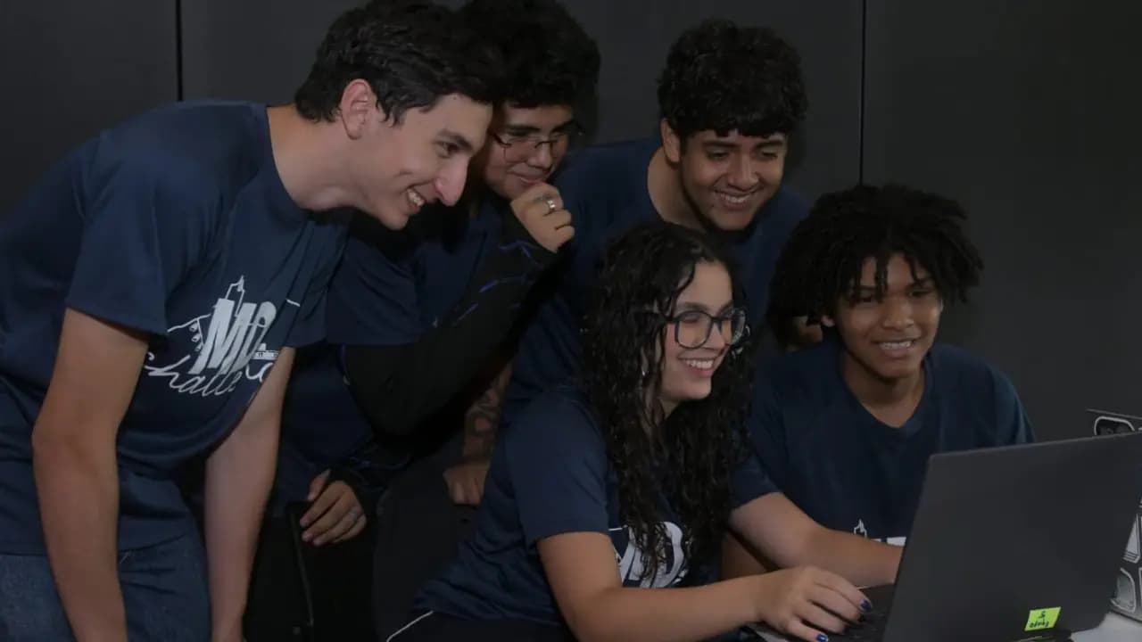 Medellín sacó a estudiantes del aula para resolver problemas reales con inteligencia artificial