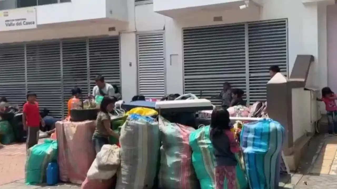 Cali en crisis: bloqueos de la Minga en el CAM y 14 familias Embera desplazadas por bandas criminales