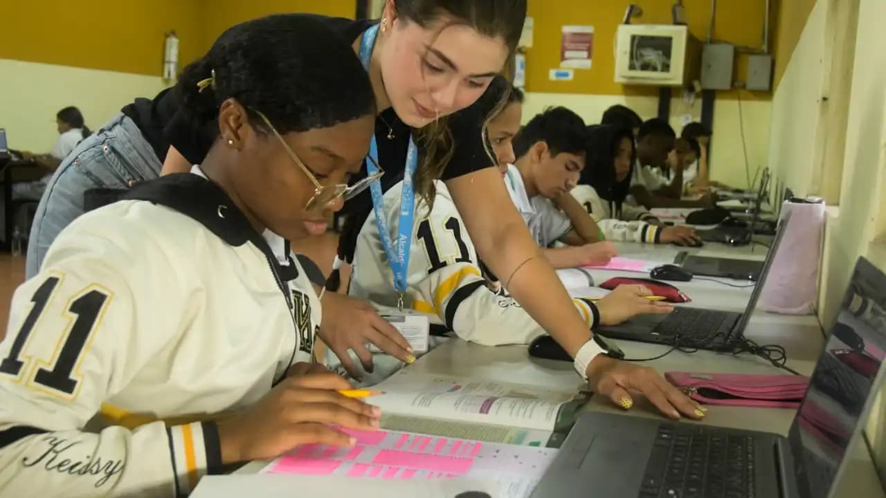 Medellín prepara a estudiantes para Saber 11 con simulacros en lengua de señas