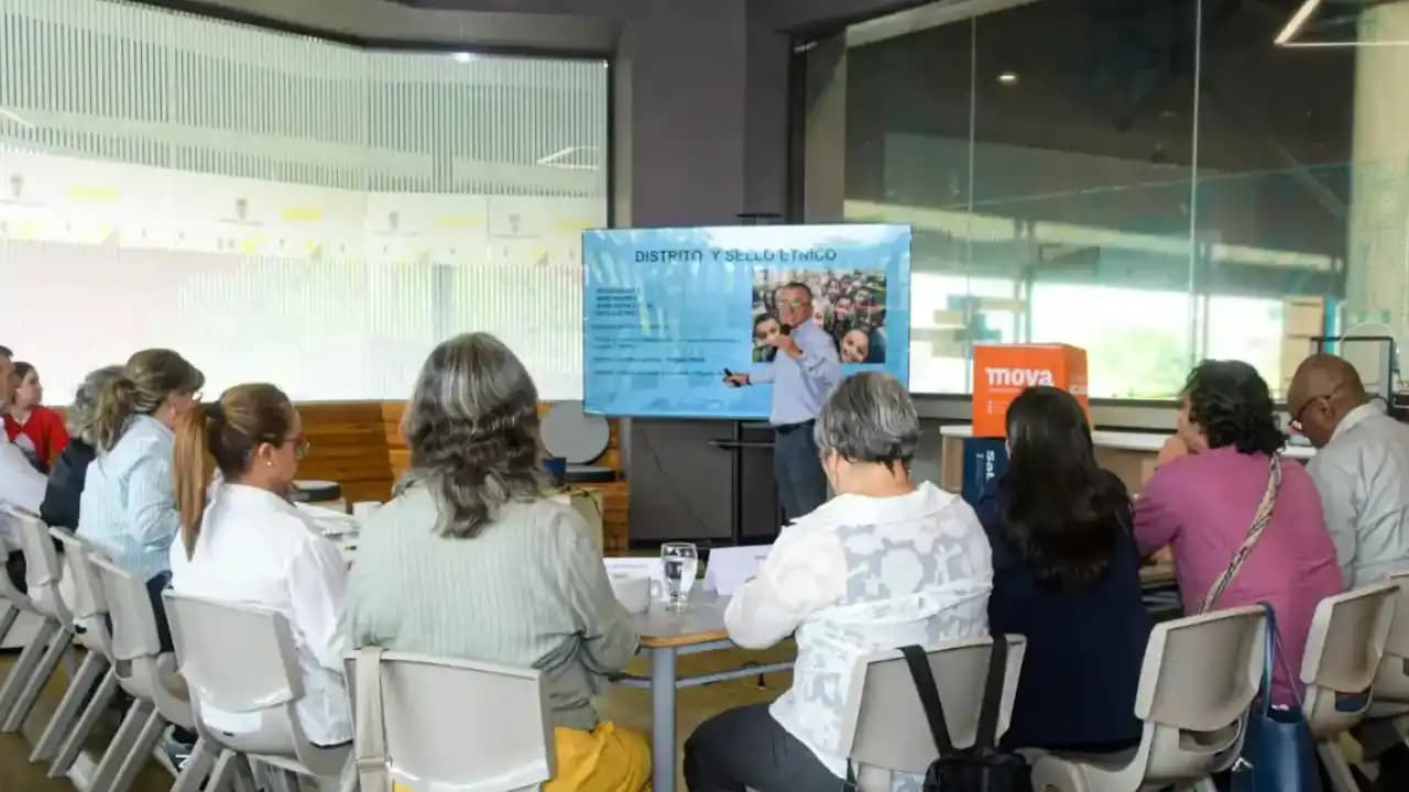 Medellín capacita a 5.500 docentes en robótica y tecnología para revolucionar las aulas