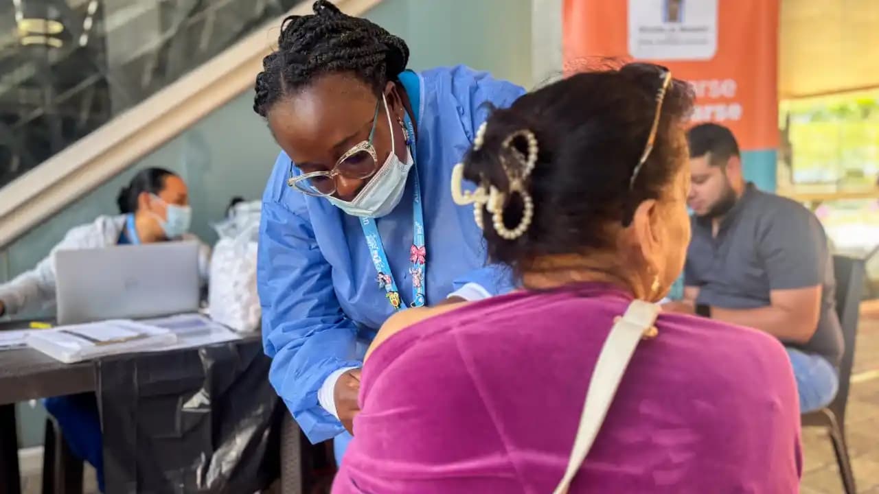 Medellín refuerza vacunación contra sarampión en zonas turísticas por llegada de visitantes