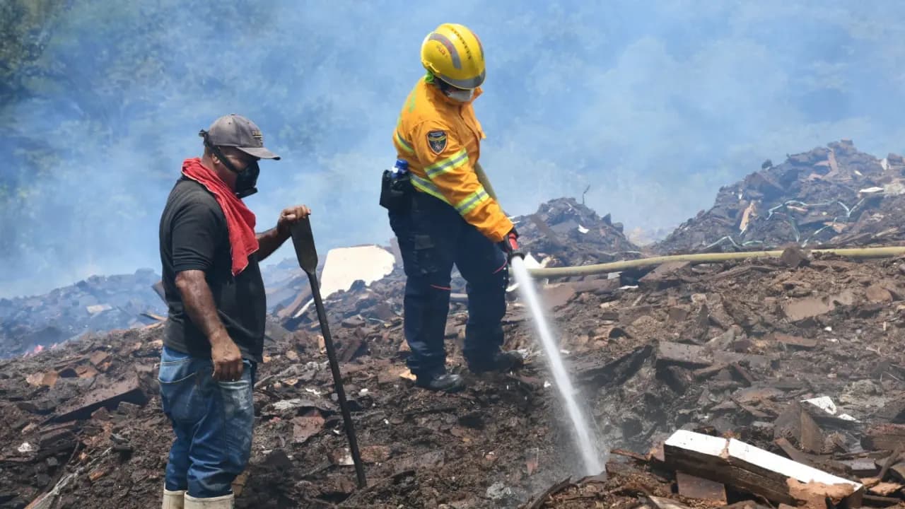 Bomberos de Bello sigue batalla contra fuego descontrolado que lleva días activo