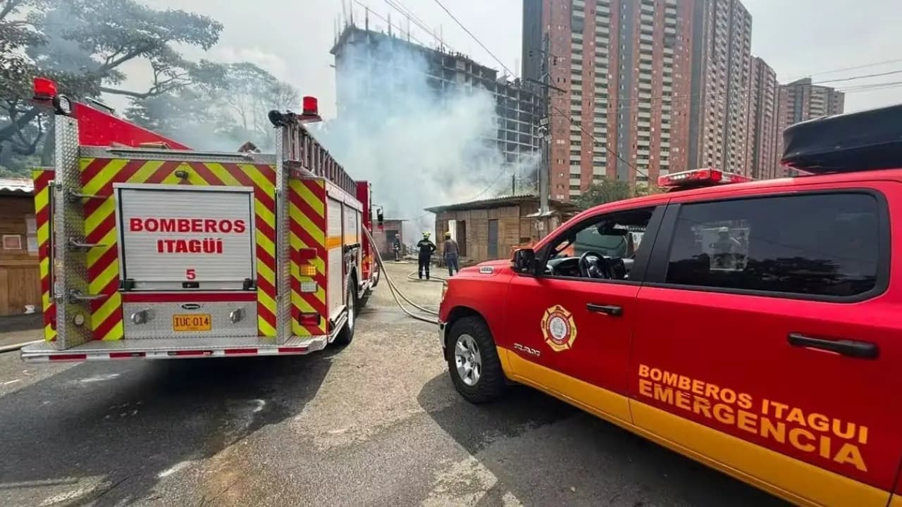 Bomberos controla incendio en Itagüí sin heridos tras evacuar a 175 trabajadores