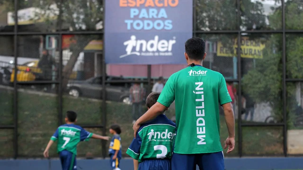 Medellín le da nueva vida a más de 44 mil metros de grama de canchas: de la basura a espacios comunitarios