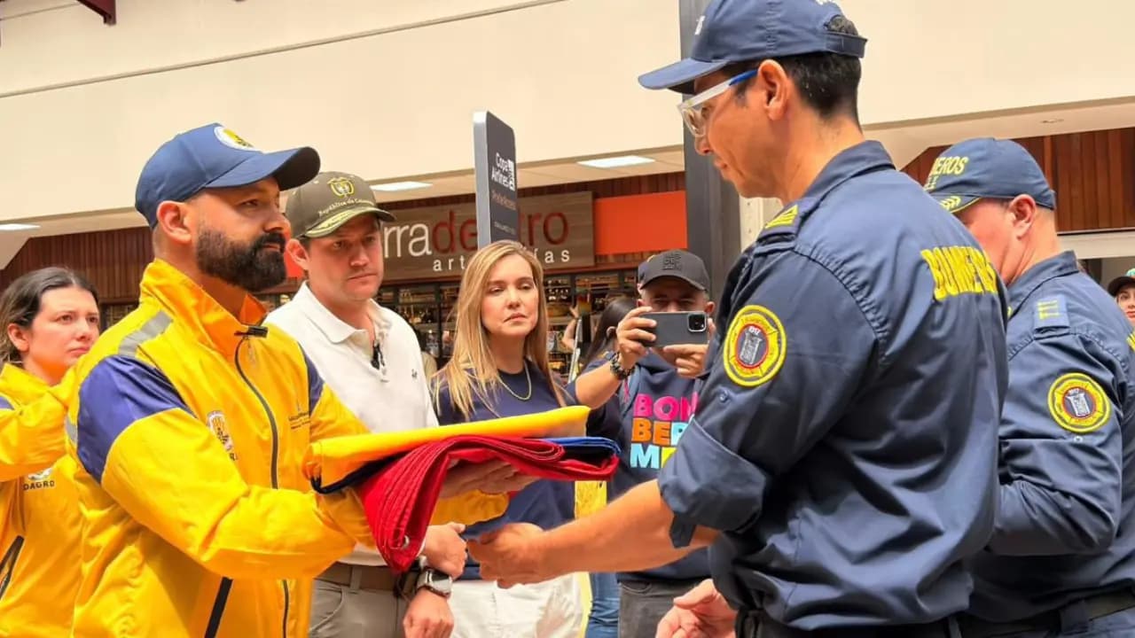 Bomberos de Medellín despegan hacia Venezuela para rescatar víctimas del terremoto