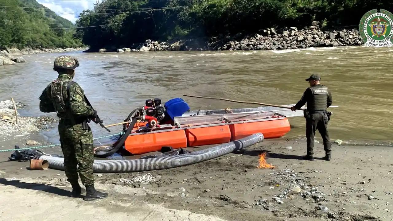 Antioquia golpea fuerte contra minería ilegal: incautan dragas, animales y más de 40 reses