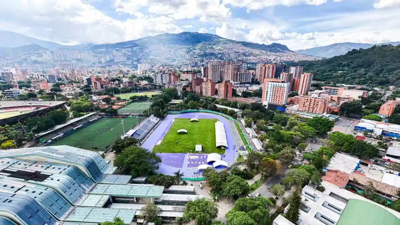 Medellín moderniza su estadio de atletismo para recibir el Panamericano 2026