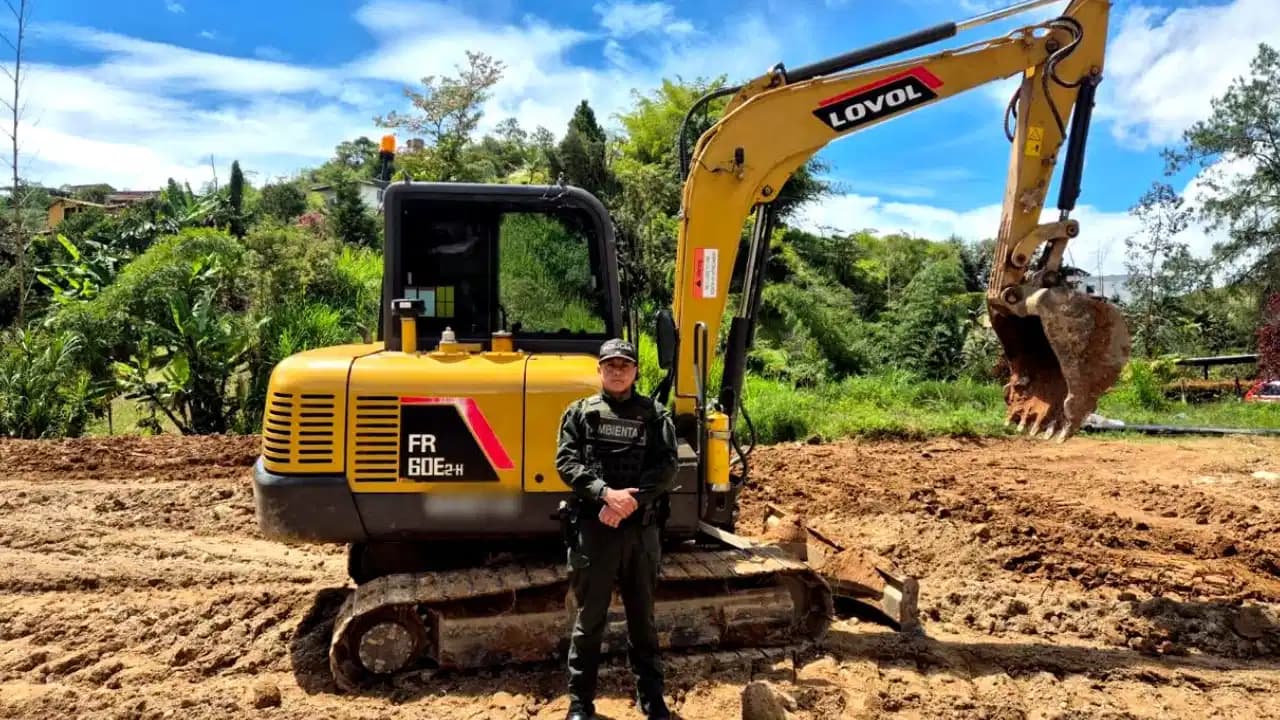 Policía asegura maquinaria y rescata animales en operativos ambientales en Antioquia