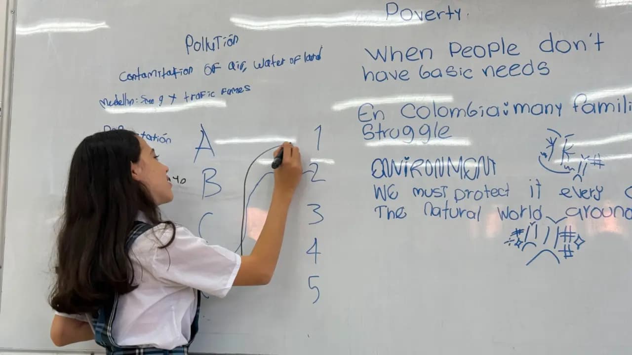 Más de 12 mil estudiantes y maestros de Medellín mejoran su inglés con nuevo programa distrital