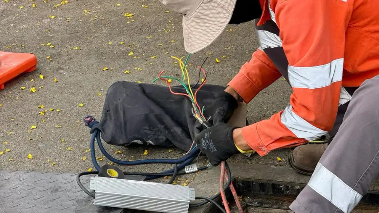 Medellín instala 202 semáforos de piso para que los peatones crucen más seguros