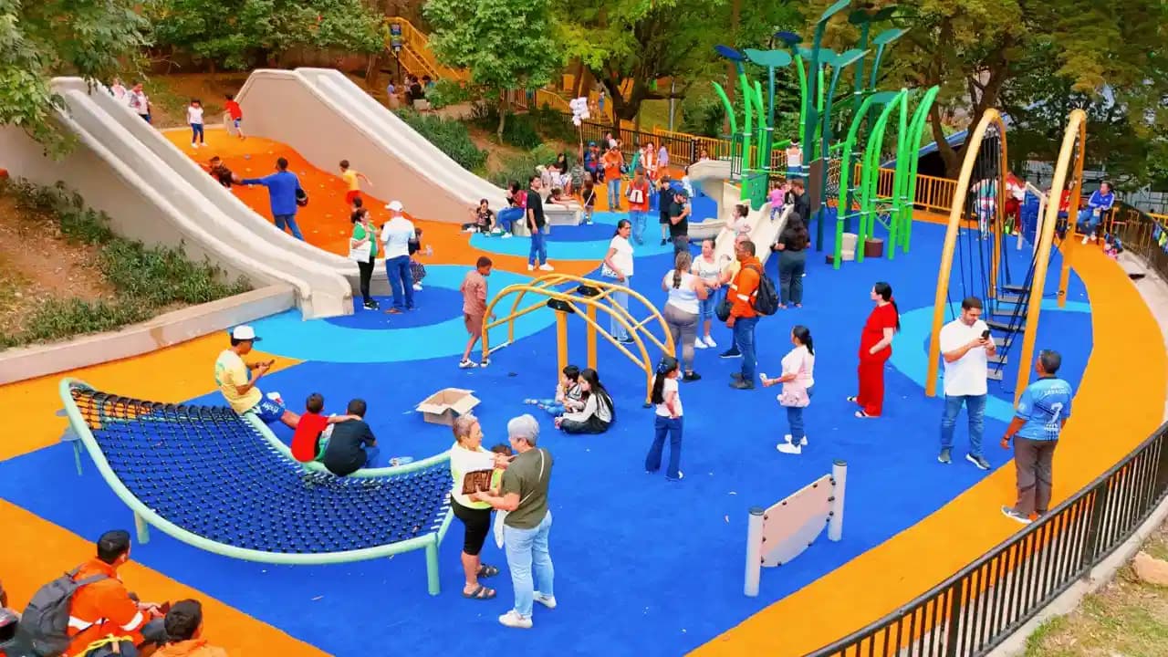 Medellín entrega 20 parques renovados para que familias vuelvan a disfrutar de espacios seguros