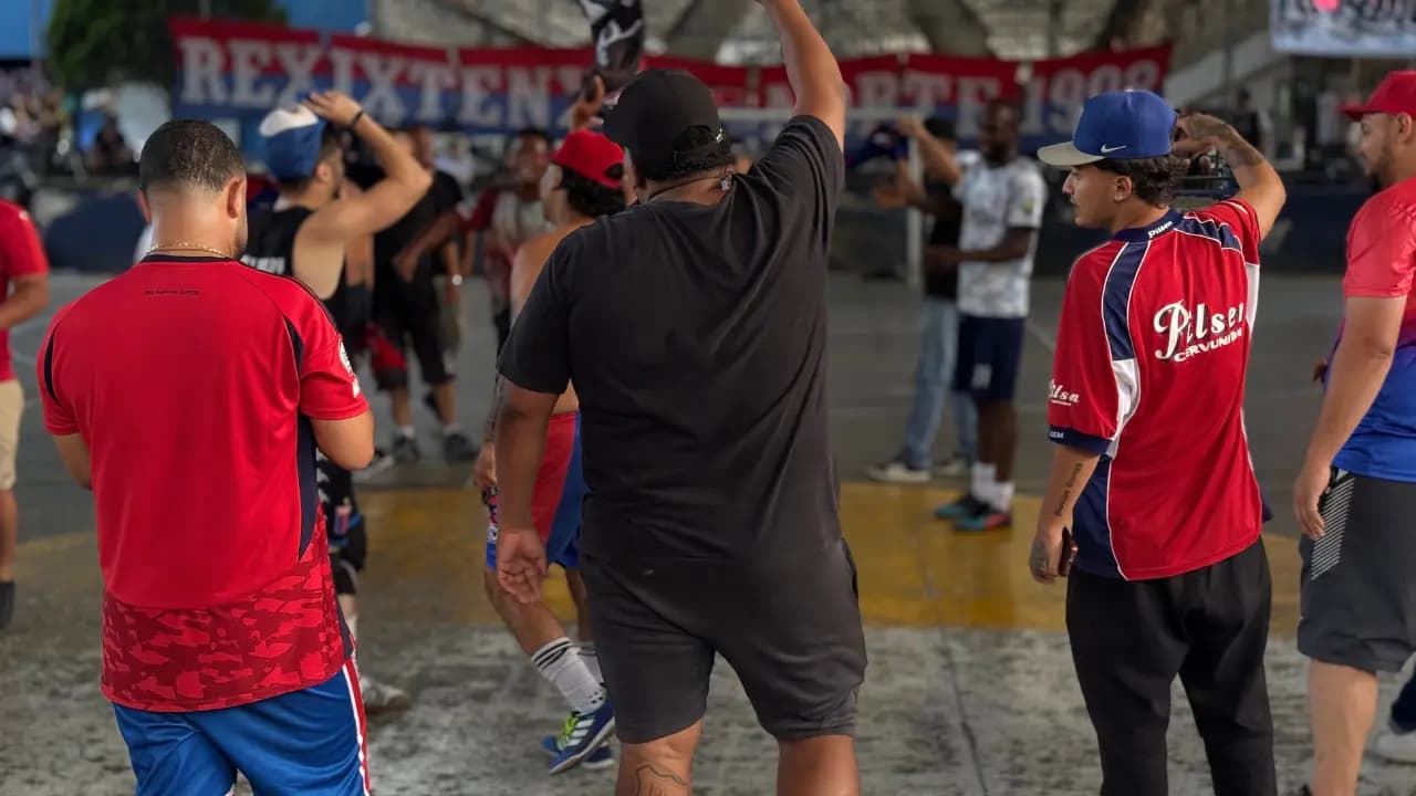 Bello crea mesa de diálogo con barras para llevar paz más allá del fútbol
