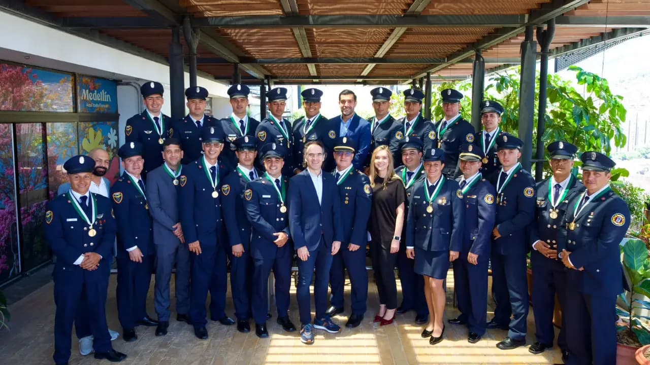 Medellín reconoce a bomberos que arriesgaron sus vidas en rescate tras terremotos en Venezuela