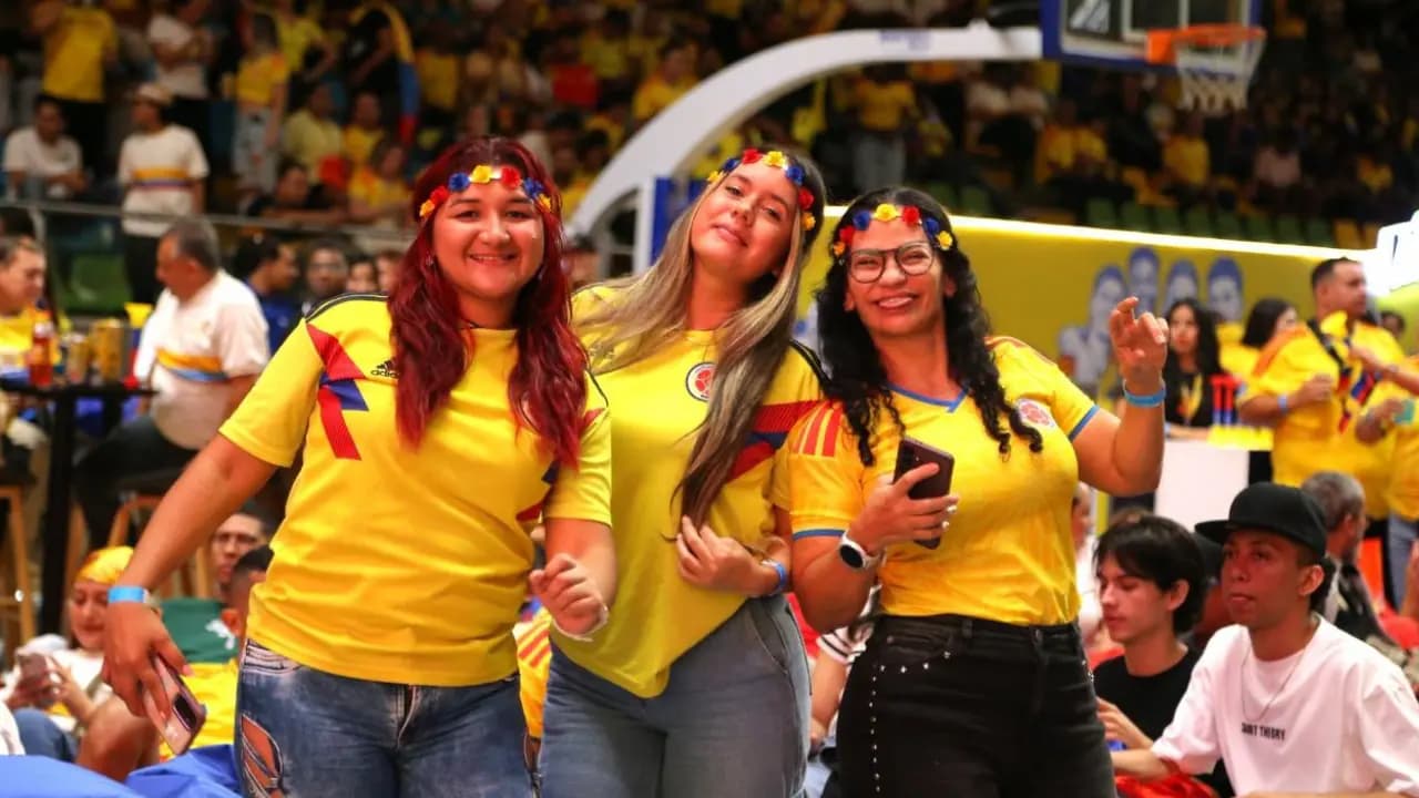 Medellín se viste de azul: pantallas gigantes en toda la ciudad para apoyar a Colombia