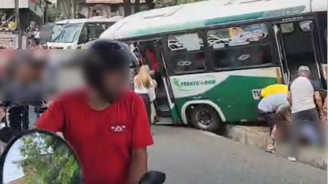 Cinco heridos en aparatoso choque múltiple en Santa Cruz tras falla de frenos en bus