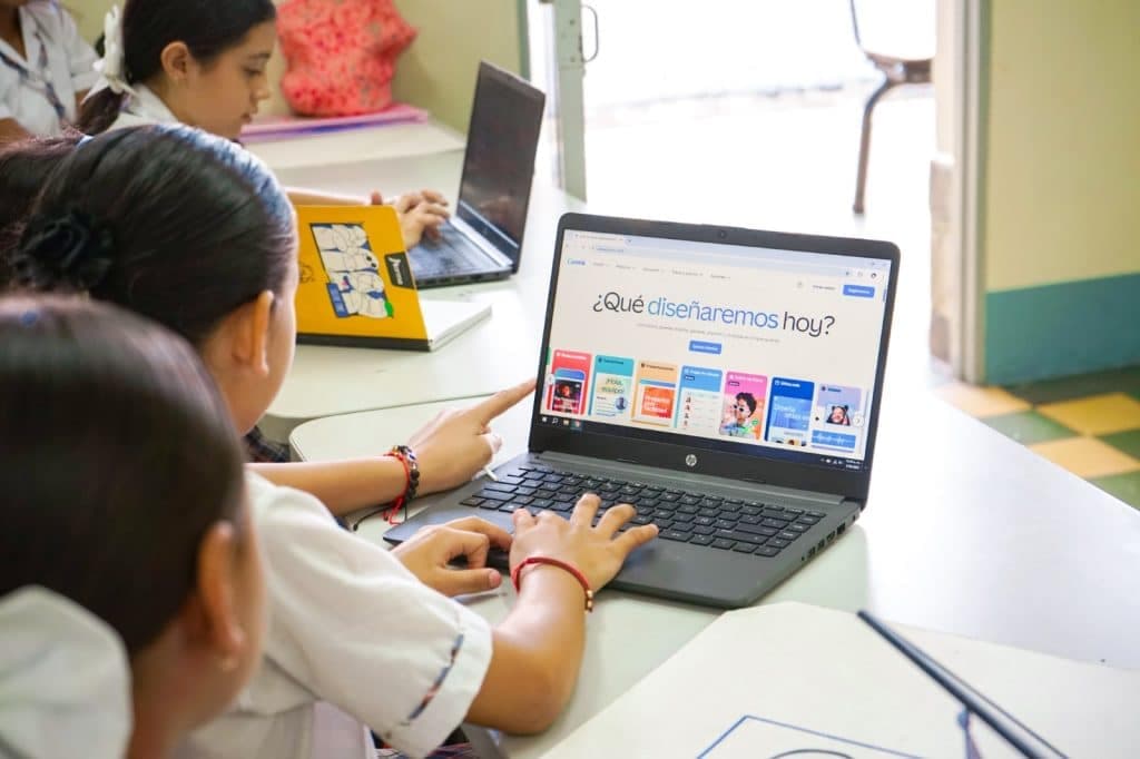 Medellín prepara a más de 5.000 estudiantes en tecnología para resolver problemas de sus barrios