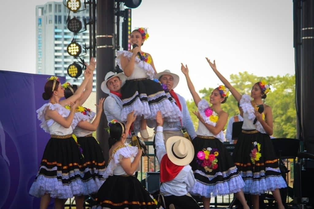 Niños de escuela colombiana emocionaron al público en Disney Springs con su música