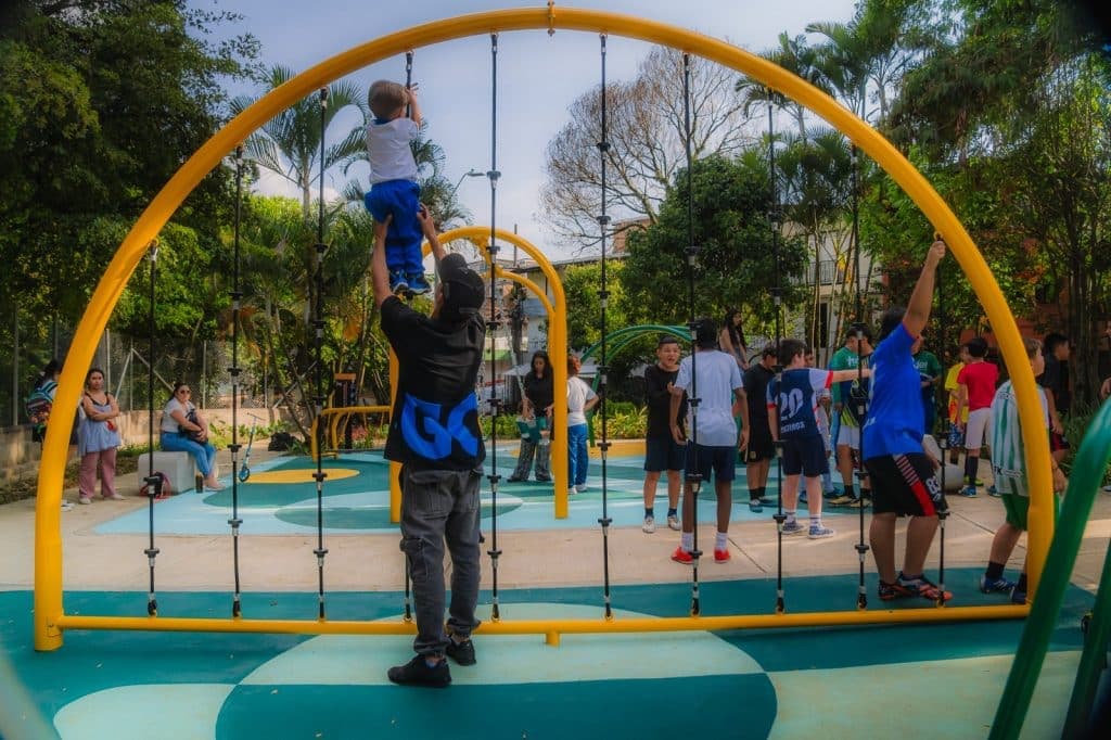 Medellín lanza campaña "Mi M2" para que los ciudadanos cuiden los parques desde acciones cotidianas