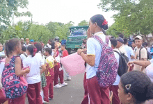 Estudiantes bloquean vía en Tierralta: exigen clases tras meses sin aulas