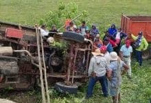 Milagro en la carretera: conductor queda atrapado en volcamiento pero sale ileso
