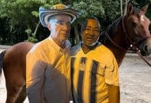 Uribe cumple: le regalará un caballo al mototaxista de Chinú para que compre su moto