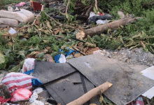 Lote convertido en basurero tiene a vecinos desesperados por los malos olores