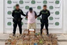 Policía descubre a hombre con 36 aves exóticas ilegales en Ciénaga de Oro