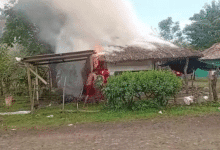 Familia pierde todo en incendio que arrasó vivienda en Puerto Escondido