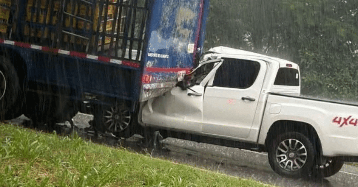 Accidente entre ambulancia y camión de gaseosas paraliza la vía Montería-Planeta Rica