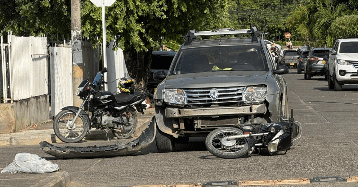 Choque entre camioneta y moto en pleno centro de Montería genera congestión