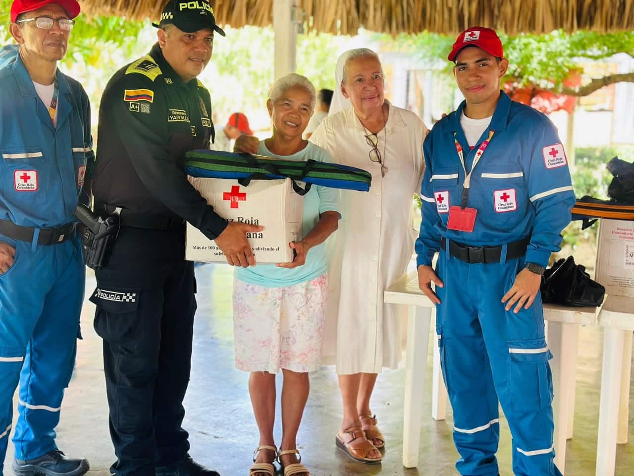 Policía y Cruz Roja entregan ayudas a 24 adultos mayores en Los Recuerdos de Montería